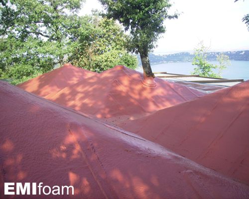 Applicazione a spruzzo su copertura in legno lamellare di poliuretano D70 Kg/m3 finitura con poliurea pura colore rosso rame 